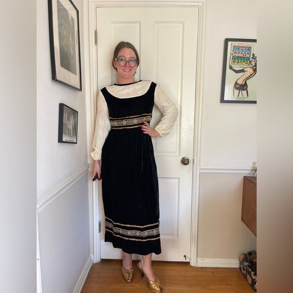Vintage Dresses & Skirts - 70s Vintage Vicky Vaughn Velvet Prarie Dress